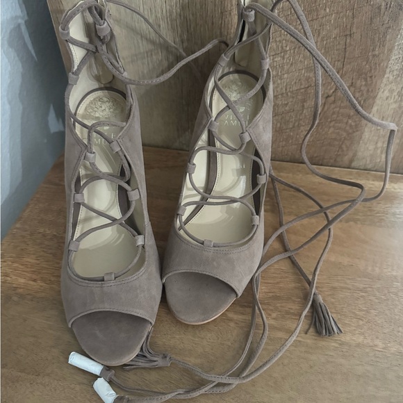 NEW Vince Camuto Sandria Peep Toe Ghillie Sandal Heels - Size 7.5 - Picture 1 of 7